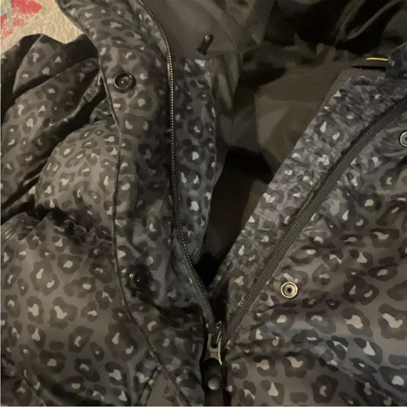 Women’s Helly Hansen Black Cheetah Print Puffer Jacket Hooded 3/4 Zip Sz M - Picture 2 of 8